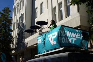 Der Marathon Kommentator vor dem Meeet Balkon