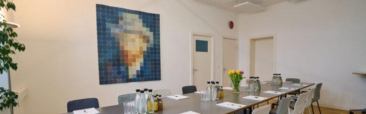 Seminarraum Vincent bei Meeet in Berlin City West. hier mit Besprechungstisch für 18 Personen ausgestattet