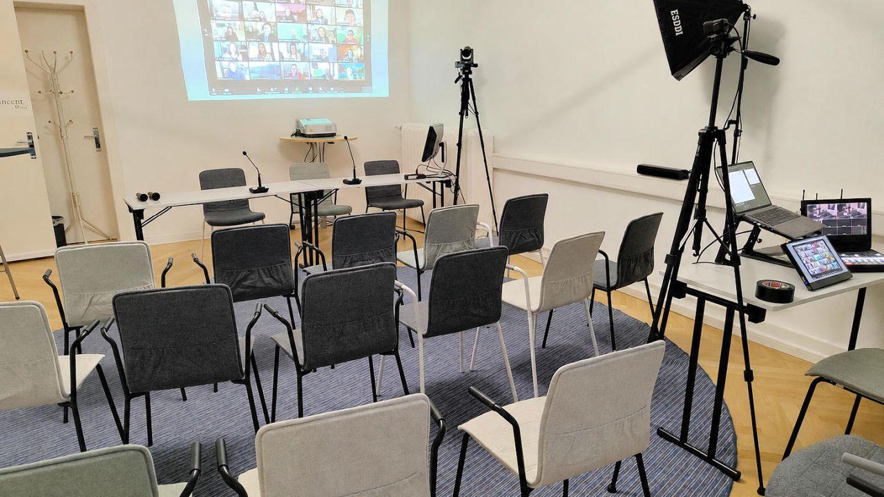 Vincent-WEG-Sitzung-hybrid-1280 Bild einer hybriden Wohnungseigentümerversammlung im Raum Vincent bei Meeet in Berlin