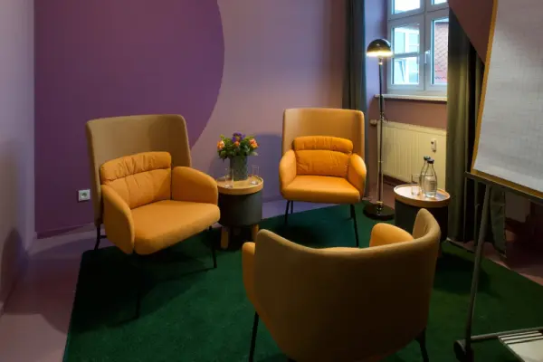 coachingraum-alan-600-400 Coachingraum mit gelben Sesseln bei Meeet in Berlin